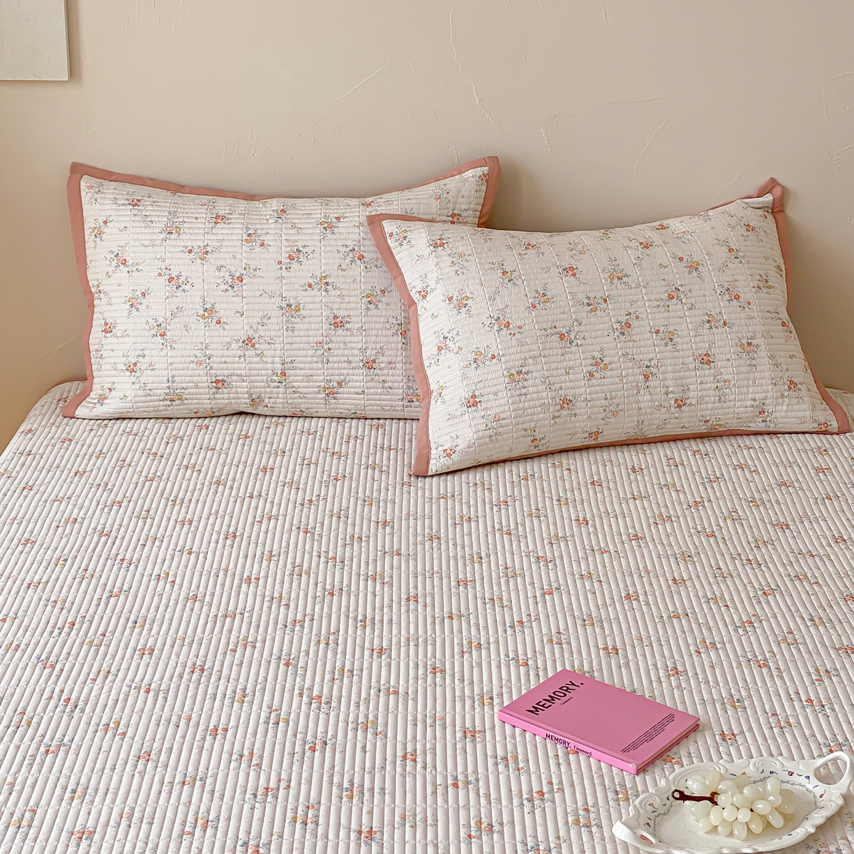 91家纺网 家纺一手货源 找家纺 黛舒家居 2026年春夏款纱洗莫代尔夹棉单床单三件套 晴桔花漾