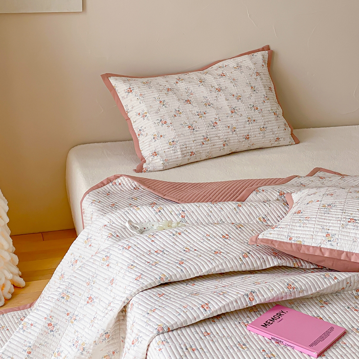 91家纺网 家纺一手货源 找家纺 黛舒家居 2026年春夏款纱洗莫代尔夹棉单床单三件套 晴桔花漾