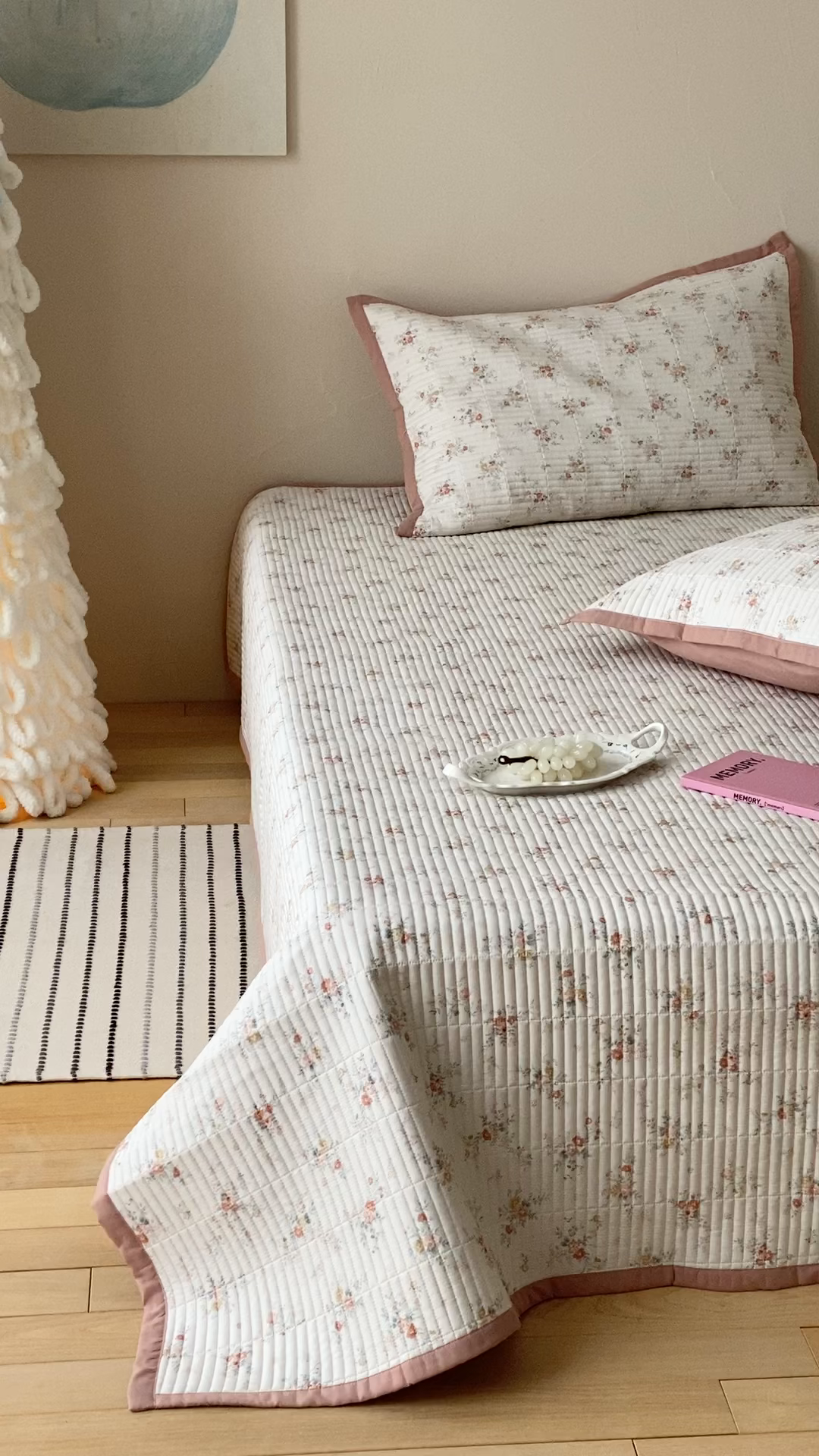 91家纺网 家纺一手货源 找家纺 黛舒家居 2026年春夏款纱洗莫代尔夹棉单床单三件套 晴桔花漾