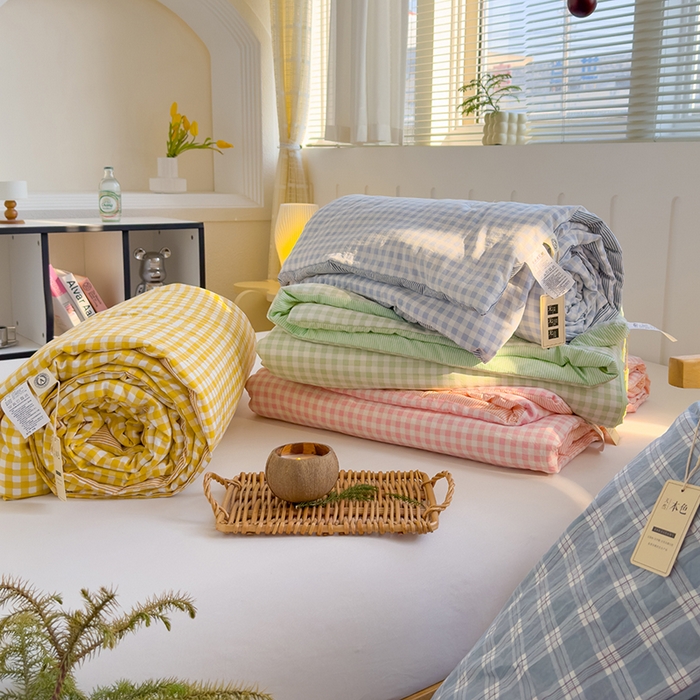 91家纺网 家纺一手货源 找家纺 桔禾家纺 2026新款水洗云朵棉无印风格子大豆夏被夏凉被空调被直播爆款 组合图仅供展示不可下单