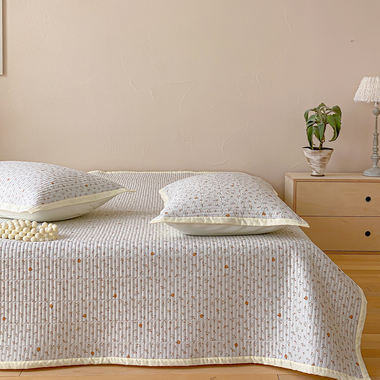 91家纺网 家纺一手货源 找家纺 黛舒家居 2026年春夏款纱洗莫代尔夹棉单床单三件套 鲜橙漫夏