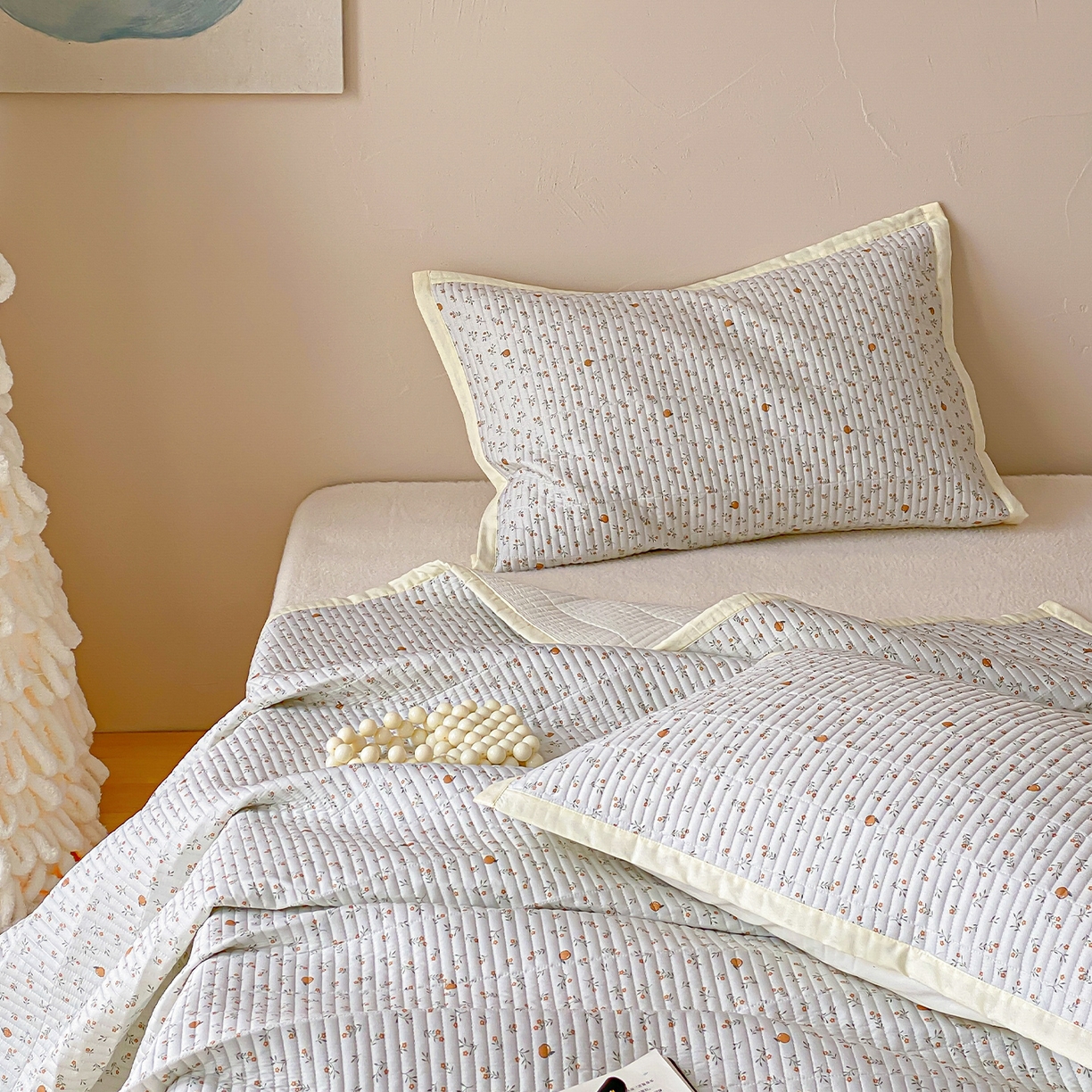 91家纺网 家纺一手货源 找家纺 黛舒家居 2026年春夏款纱洗莫代尔夹棉单床单三件套 鲜橙漫夏