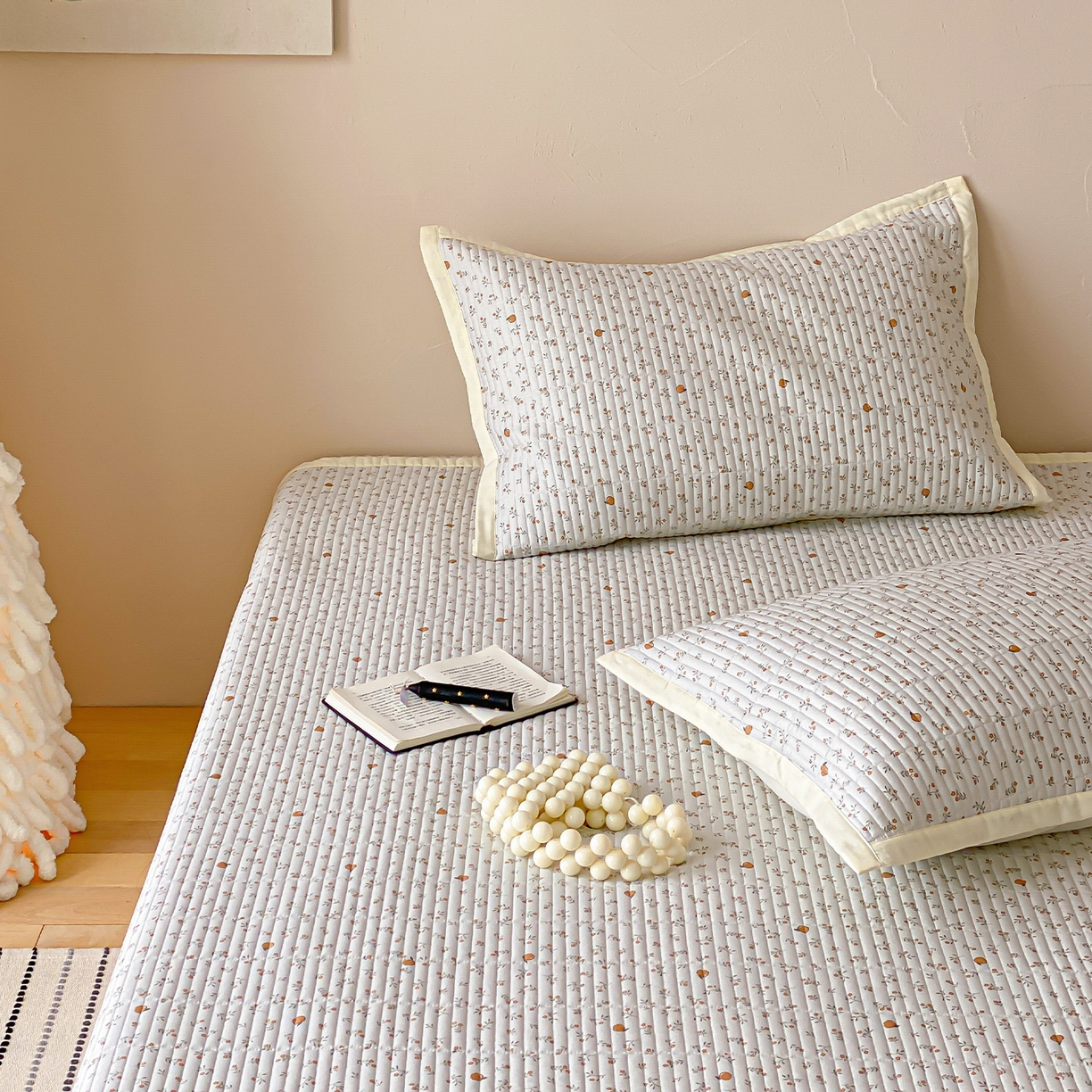 91家纺网 家纺一手货源 找家纺 黛舒家居 2026年春夏款纱洗莫代尔夹棉单床单三件套 鲜橙漫夏