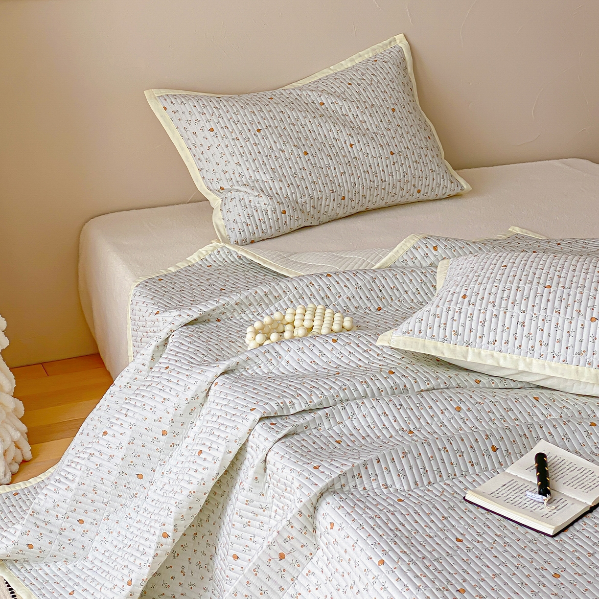 91家纺网 家纺一手货源 找家纺 黛舒家居 2026年春夏款纱洗莫代尔夹棉单床单三件套 鲜橙漫夏