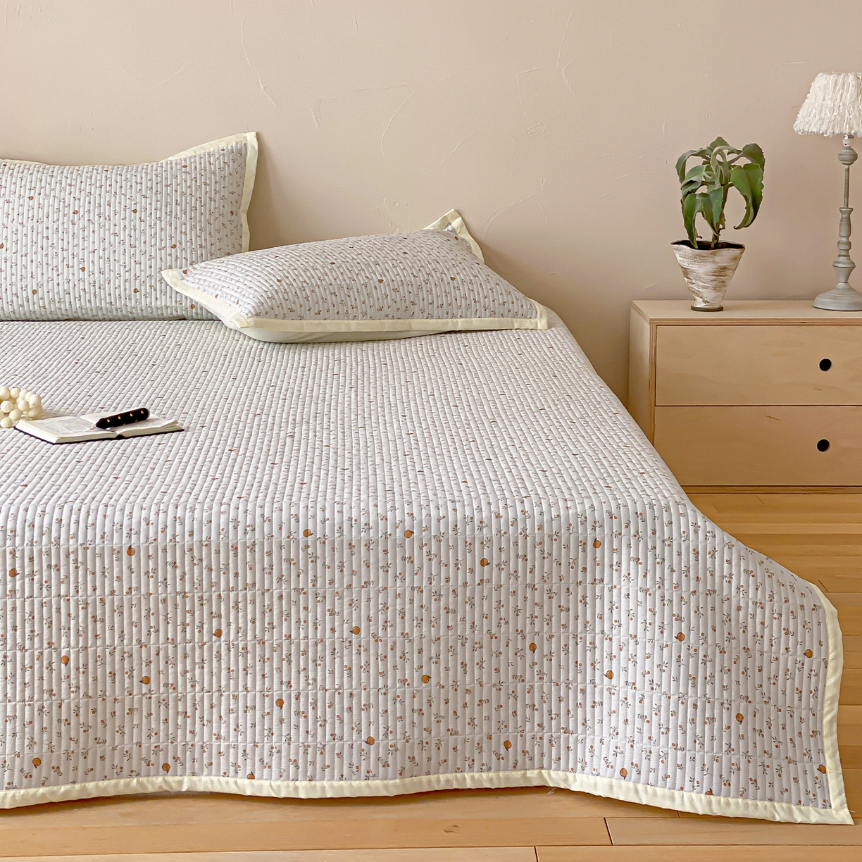 91家纺网 家纺一手货源 找家纺 黛舒家居 2026年春夏款纱洗莫代尔夹棉单床单三件套 鲜橙漫夏