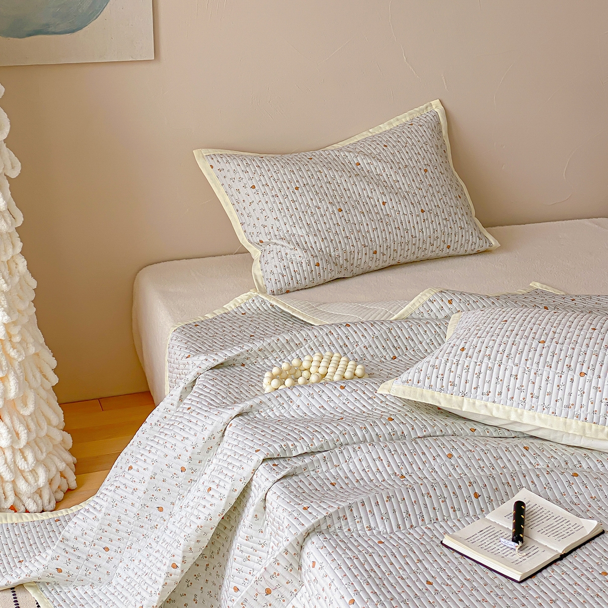 91家纺网 家纺一手货源 找家纺 黛舒家居 2026年春夏款纱洗莫代尔夹棉单床单三件套 鲜橙漫夏