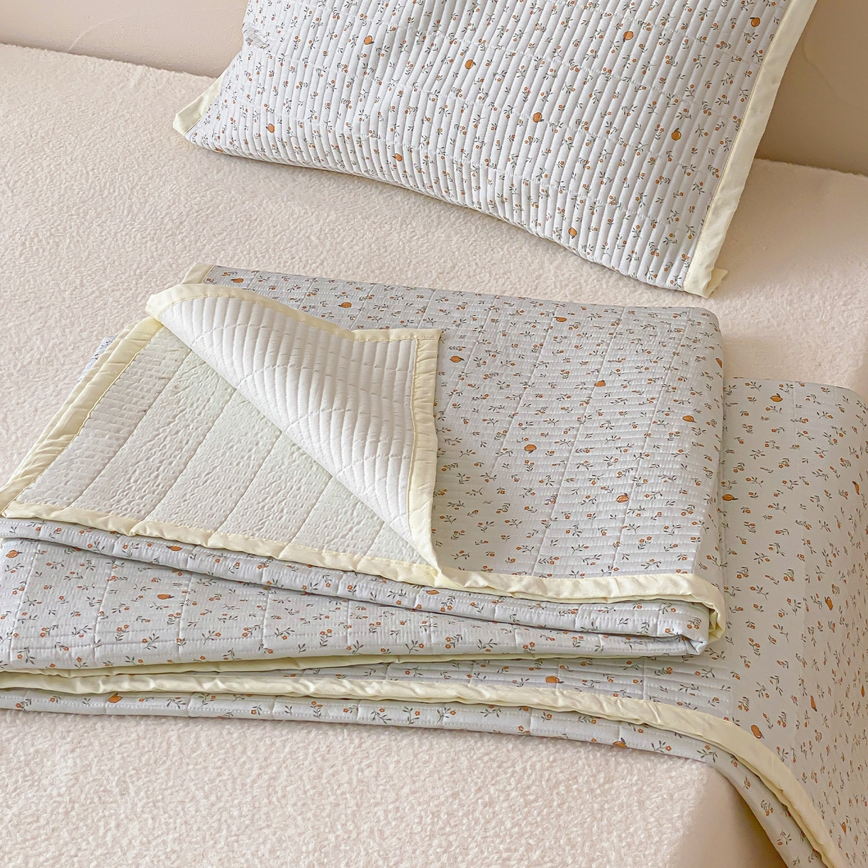 91家纺网 家纺一手货源 找家纺 黛舒家居 2026年春夏款纱洗莫代尔夹棉单床单三件套 鲜橙漫夏