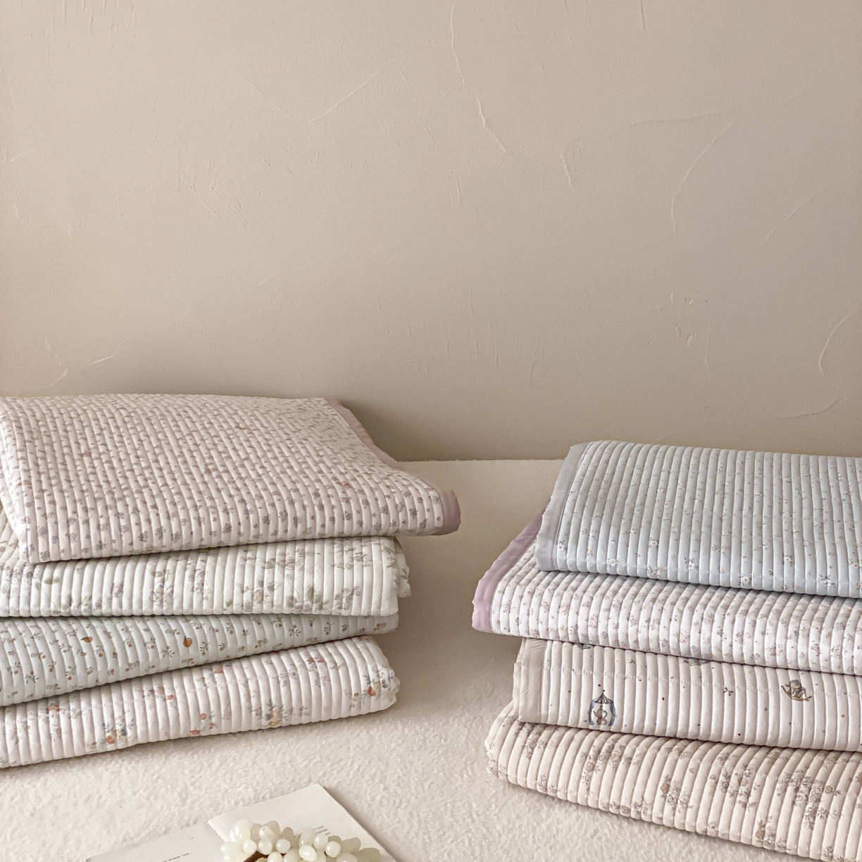 91家纺网 家纺一手货源 找家纺 黛舒家居 2026年春夏款纱洗莫代尔夹棉单床单三件套 组合图 仅供参考