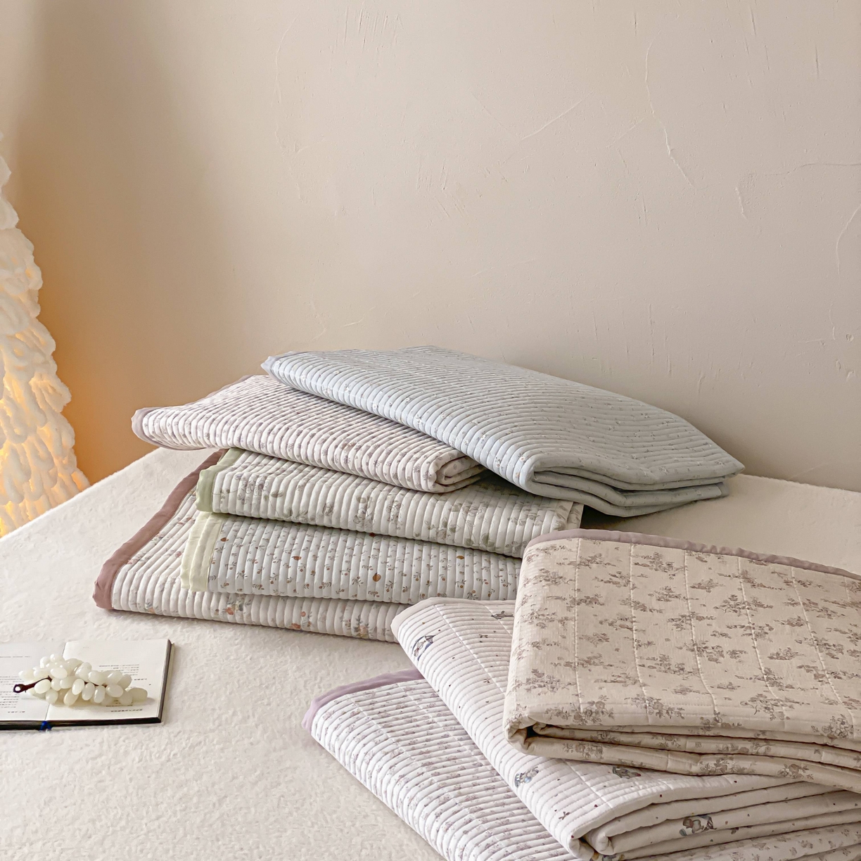 91家纺网 家纺一手货源 找家纺 黛舒家居 2026年春夏款纱洗莫代尔夹棉单床单三件套 组合图 仅供参考