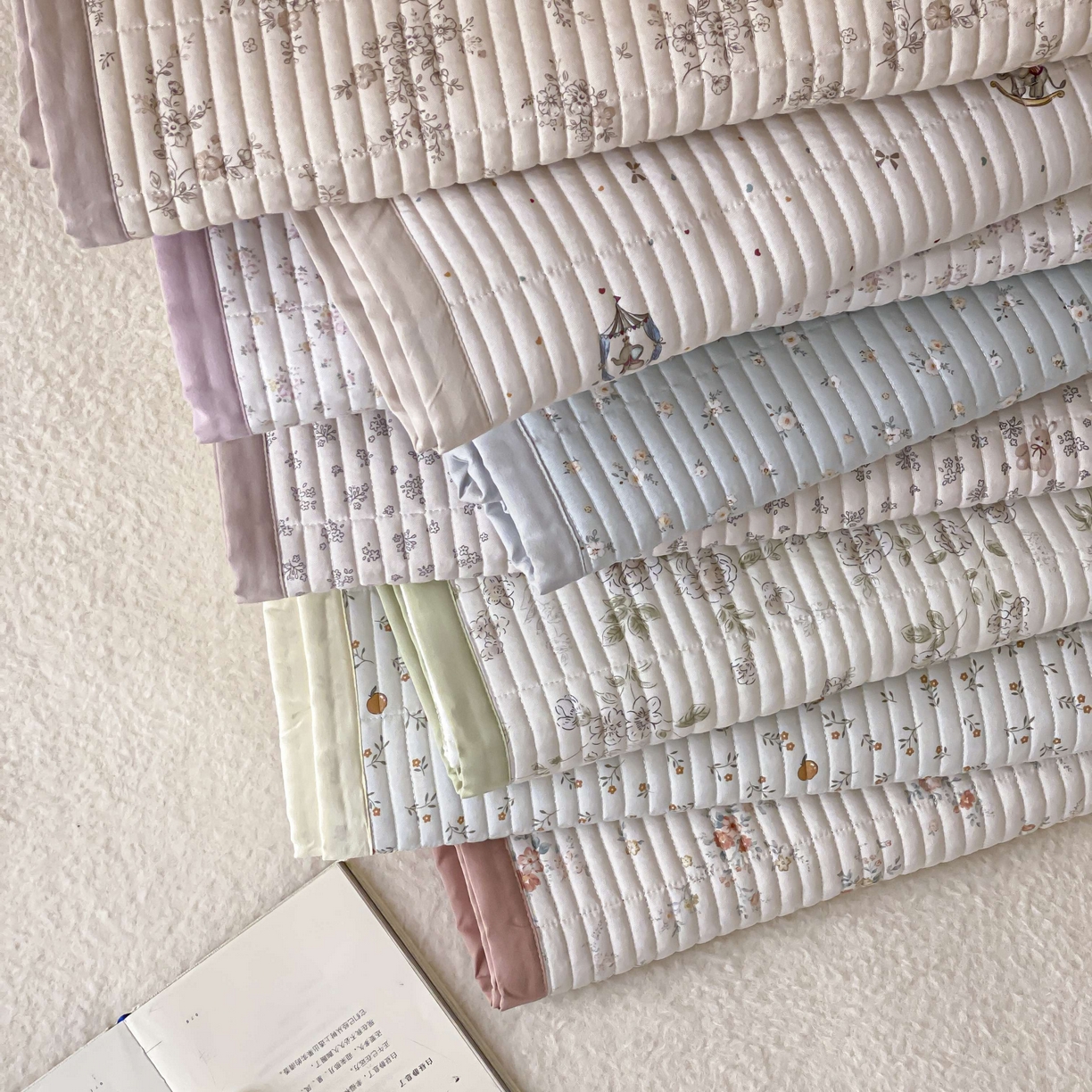 91家纺网 家纺一手货源 找家纺 黛舒家居 2026年春夏款纱洗莫代尔夹棉单床单三件套 组合图 仅供参考