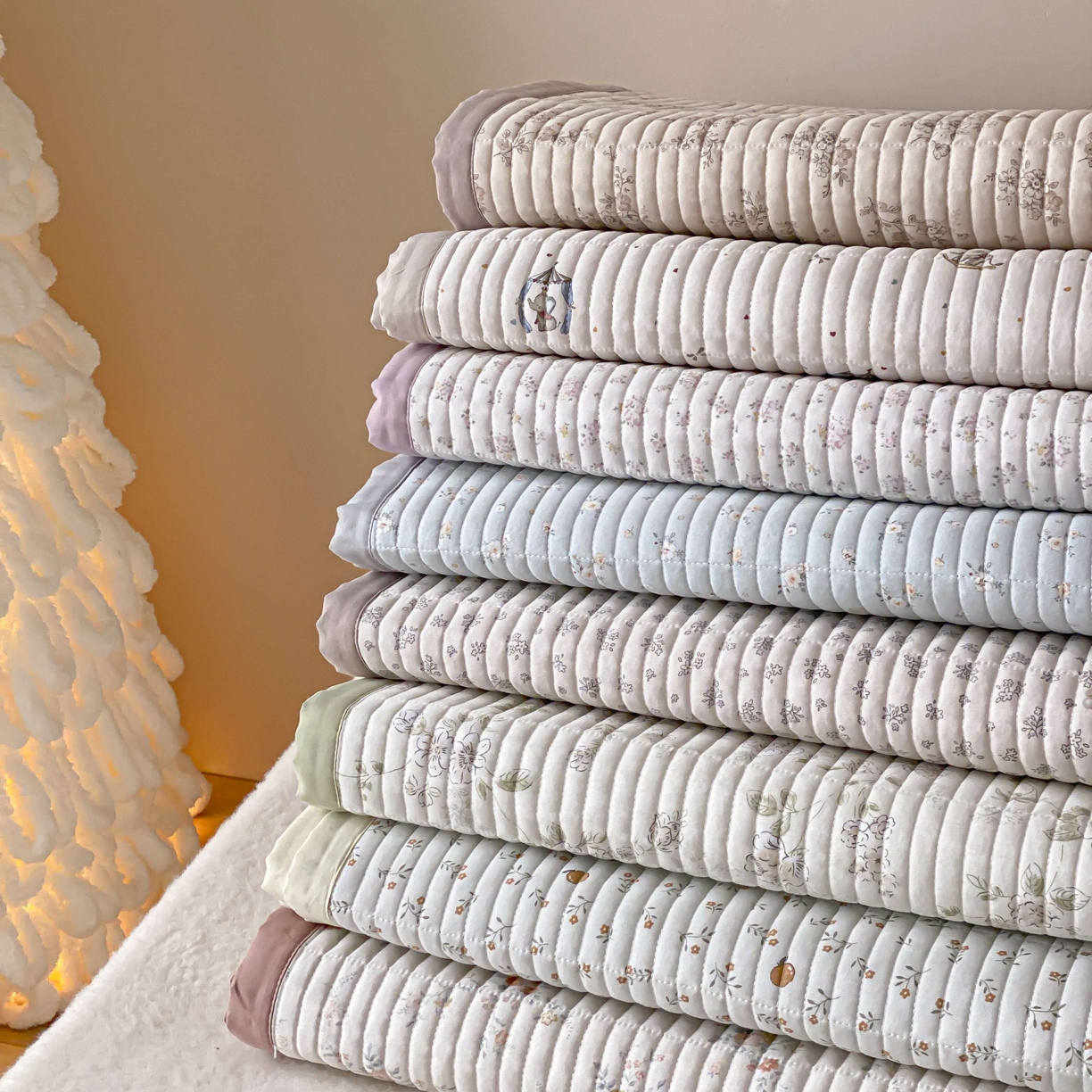 91家纺网 家纺一手货源 找家纺 黛舒家居 2026年春夏款纱洗莫代尔夹棉单床单三件套 组合图 仅供参考