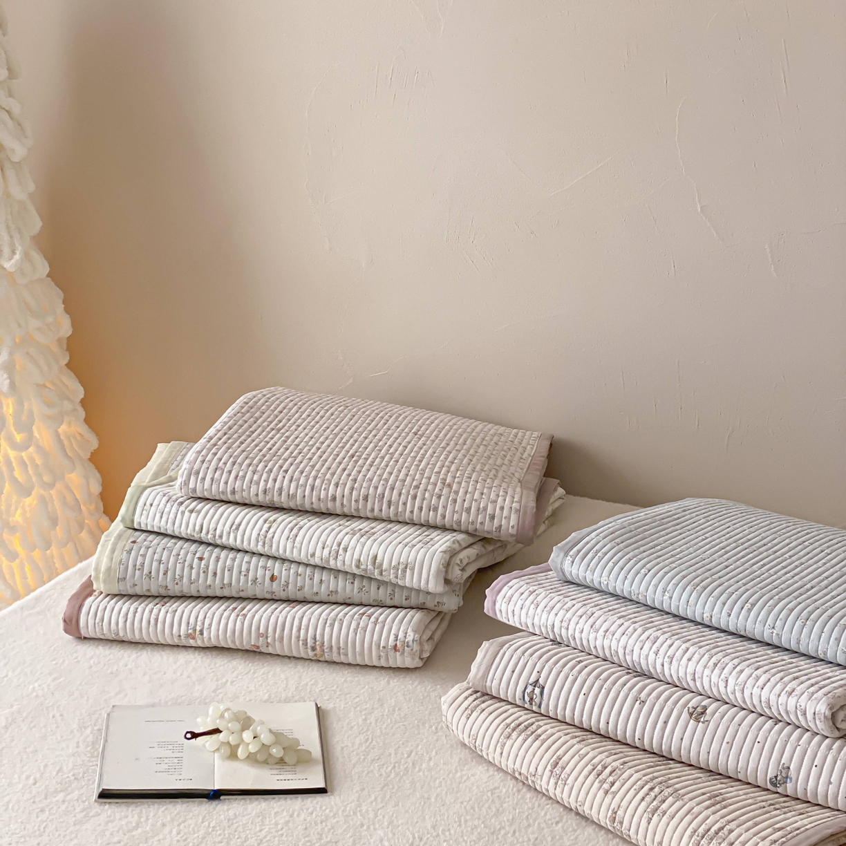 91家纺网 家纺一手货源 找家纺 黛舒家居 2026年春夏款纱洗莫代尔夹棉单床单三件套 组合图 仅供参考