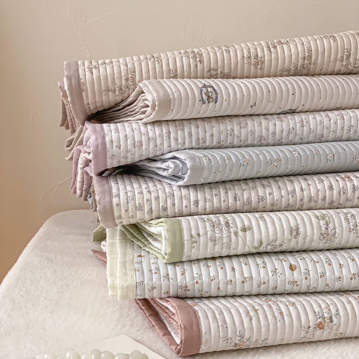 91家纺网 家纺一手货源 找家纺 黛舒家居 2026年春夏款纱洗莫代尔夹棉单床单三件套 组合图 仅供参考