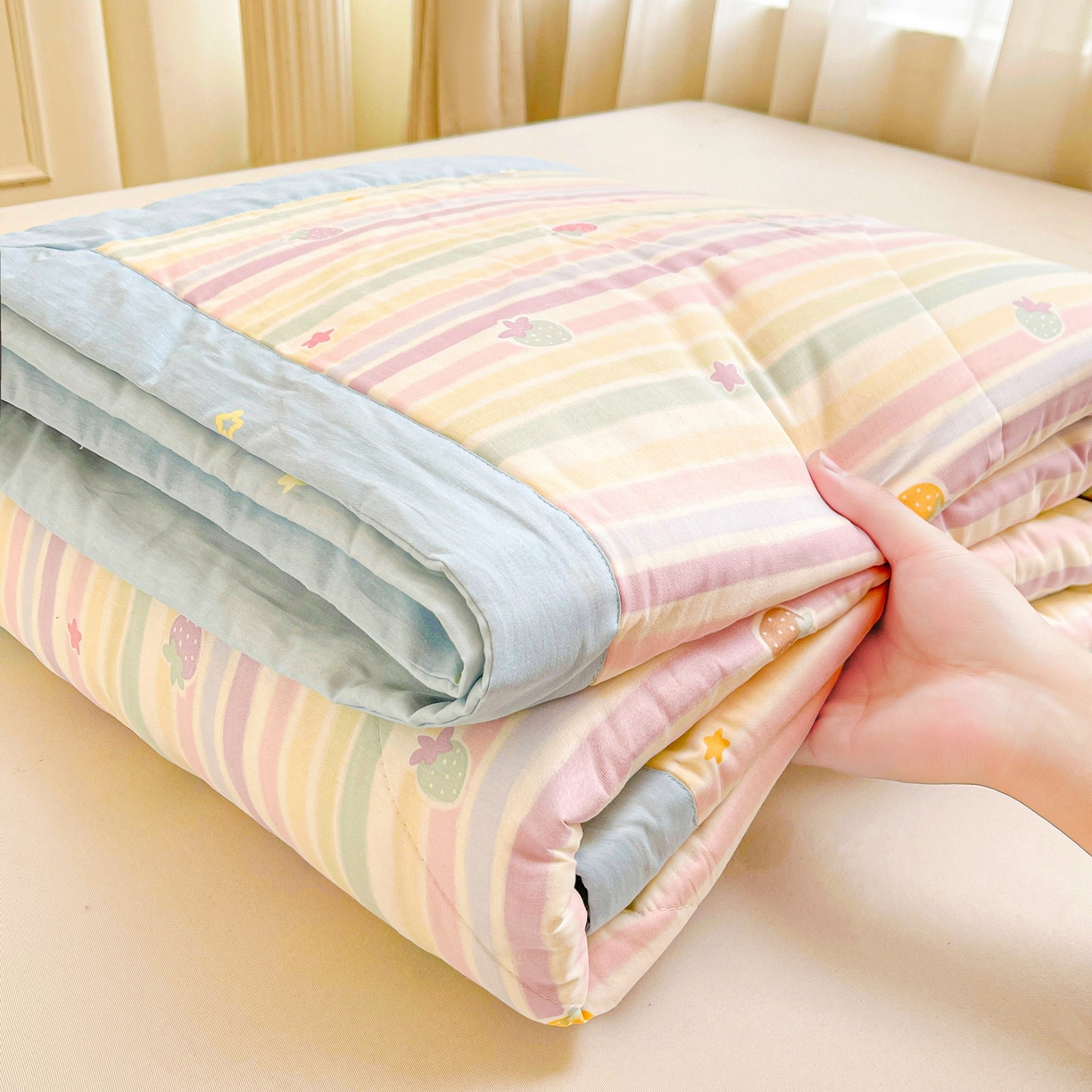 91家纺网 家纺一手货源 找家纺 格子铺 2026新款全棉纯棉印花棉花夏被夏凉被空调被 五彩草莓