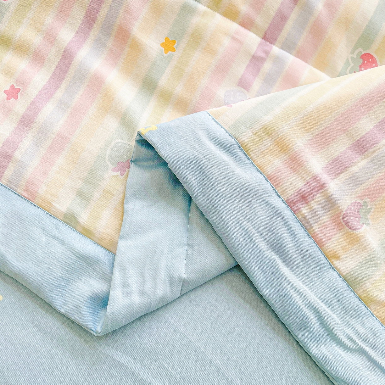 91家纺网 家纺一手货源 找家纺 格子铺 2026新款全棉纯棉印花棉花夏被夏凉被空调被 五彩草莓