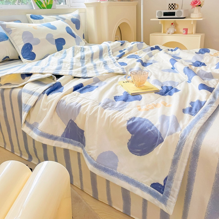 91家纺网 家纺一手货源 找家纺 格子铺 2026新款全棉纯棉印花棉花夏被夏凉被空调被 怦然心动