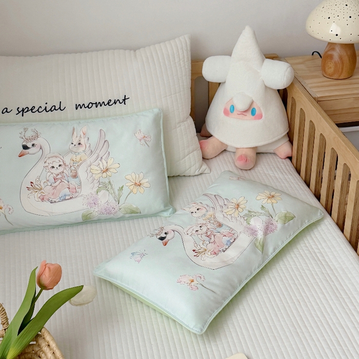 91家纺网 家纺一手货源 找家纺 萌宝家纺 2026新款A类60S全棉纯棉儿童枕套大版宝宝枕头枕芯 天鹅湖