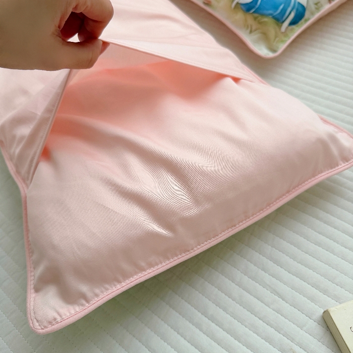 91家纺网 家纺一手货源 找家纺 萌宝家纺 2026新款A类60S全棉纯棉儿童枕套大版宝宝枕头枕芯 丛林聚餐