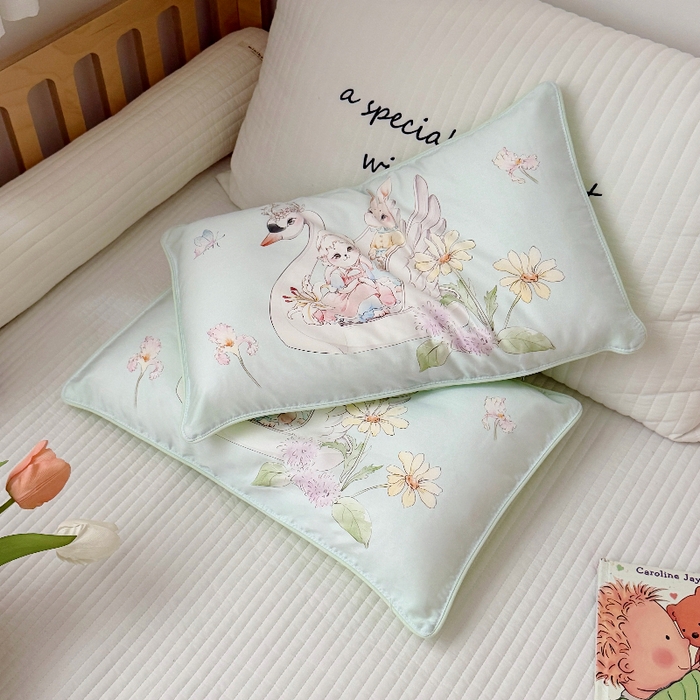 91家纺网 家纺一手货源 找家纺 萌宝家纺 2026新款A类60S全棉纯棉儿童枕套大版宝宝枕头枕芯 天鹅湖