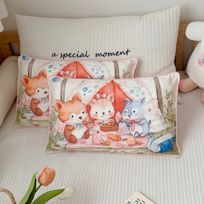 91家纺网 家纺一手货源 找家纺 萌宝家纺 2026新款A类60S全棉纯棉儿童枕套大版宝宝枕头枕芯 丛林聚餐