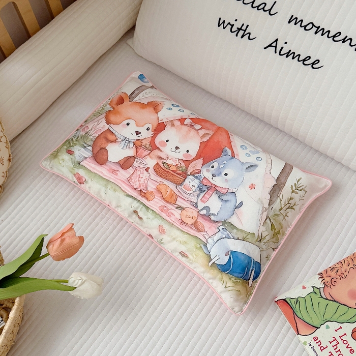 91家纺网 家纺一手货源 找家纺 萌宝家纺 2026新款A类60S全棉纯棉儿童枕套大版宝宝枕头枕芯 丛林聚餐