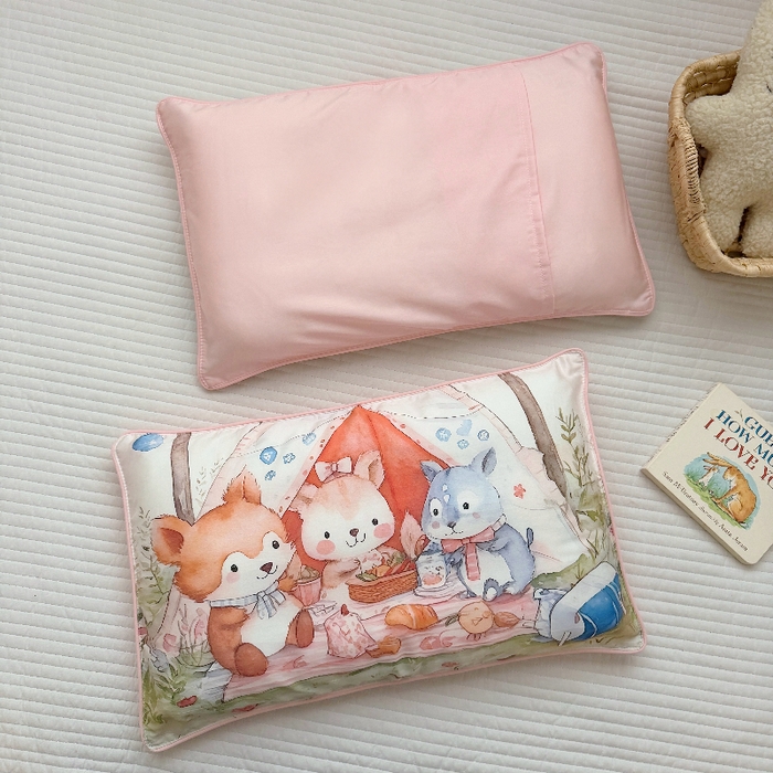 91家纺网 家纺一手货源 找家纺 萌宝家纺 2026新款A类60S全棉纯棉儿童枕套大版宝宝枕头枕芯 丛林聚餐