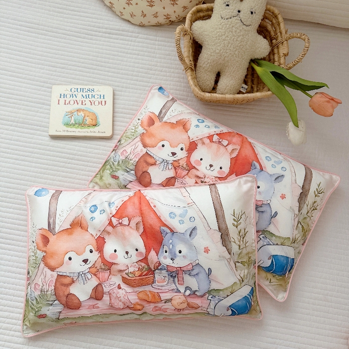 91家纺网 家纺一手货源 找家纺 萌宝家纺 2026新款A类60S全棉纯棉儿童枕套大版宝宝枕头枕芯 丛林聚餐