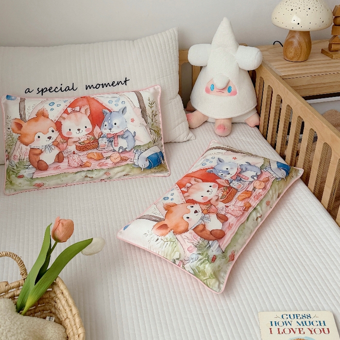91家纺网 家纺一手货源 找家纺 萌宝家纺 2026新款A类60S全棉纯棉儿童枕套大版宝宝枕头枕芯 丛林聚餐