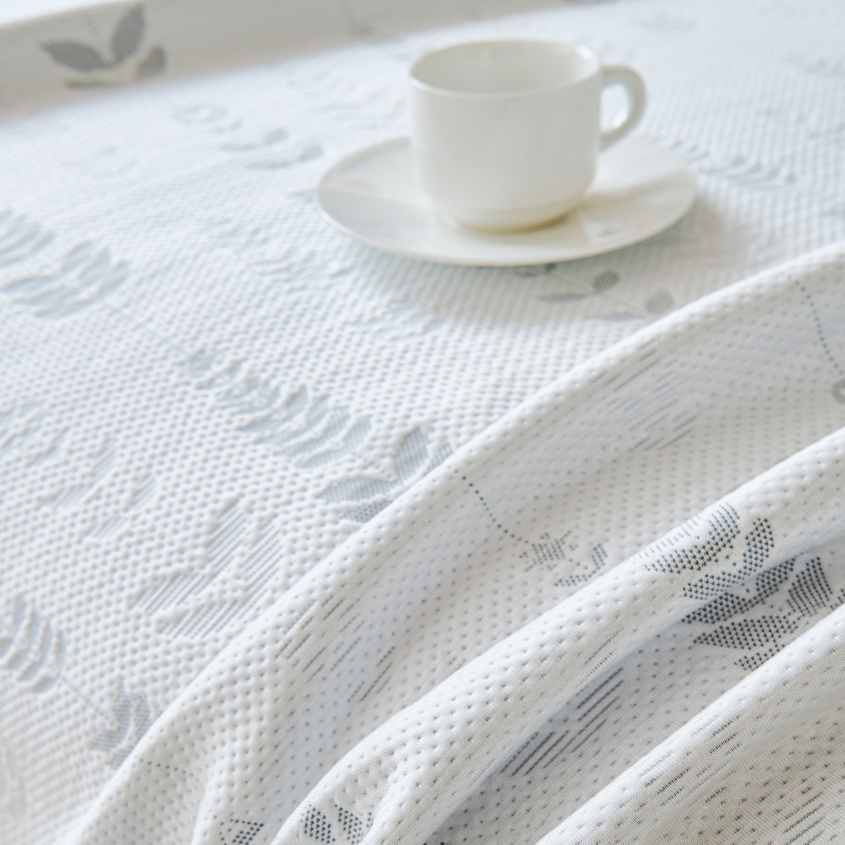 91家纺网 家纺一手货源 找家纺 卡初家居（原微来） 2026新款PE凉感冰丝沙发盖毯沙发巾系列 木槿-灰