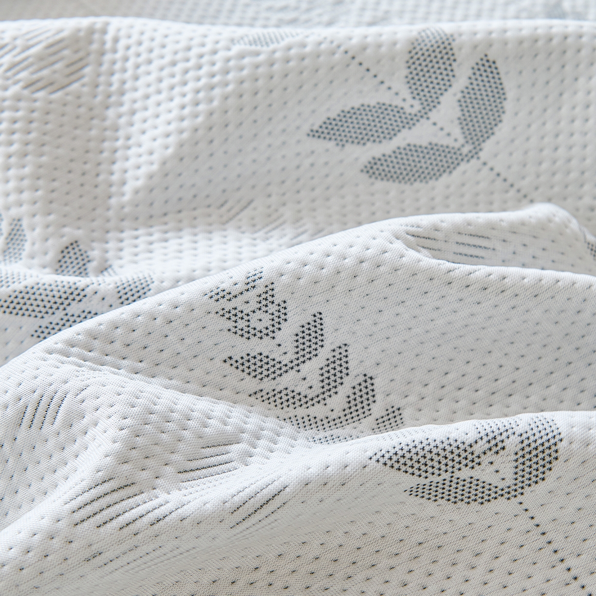 91家纺网 家纺一手货源 找家纺 卡初家居（原微来） 2026新款PE凉感冰丝沙发盖毯沙发巾系列 木槿-灰