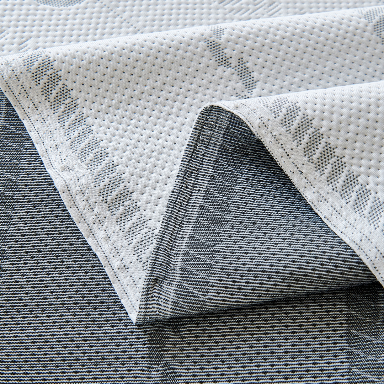 91家纺网 家纺一手货源 找家纺 卡初家居（原微来） 2026新款PE凉感冰丝沙发盖毯沙发巾系列 木槿-灰