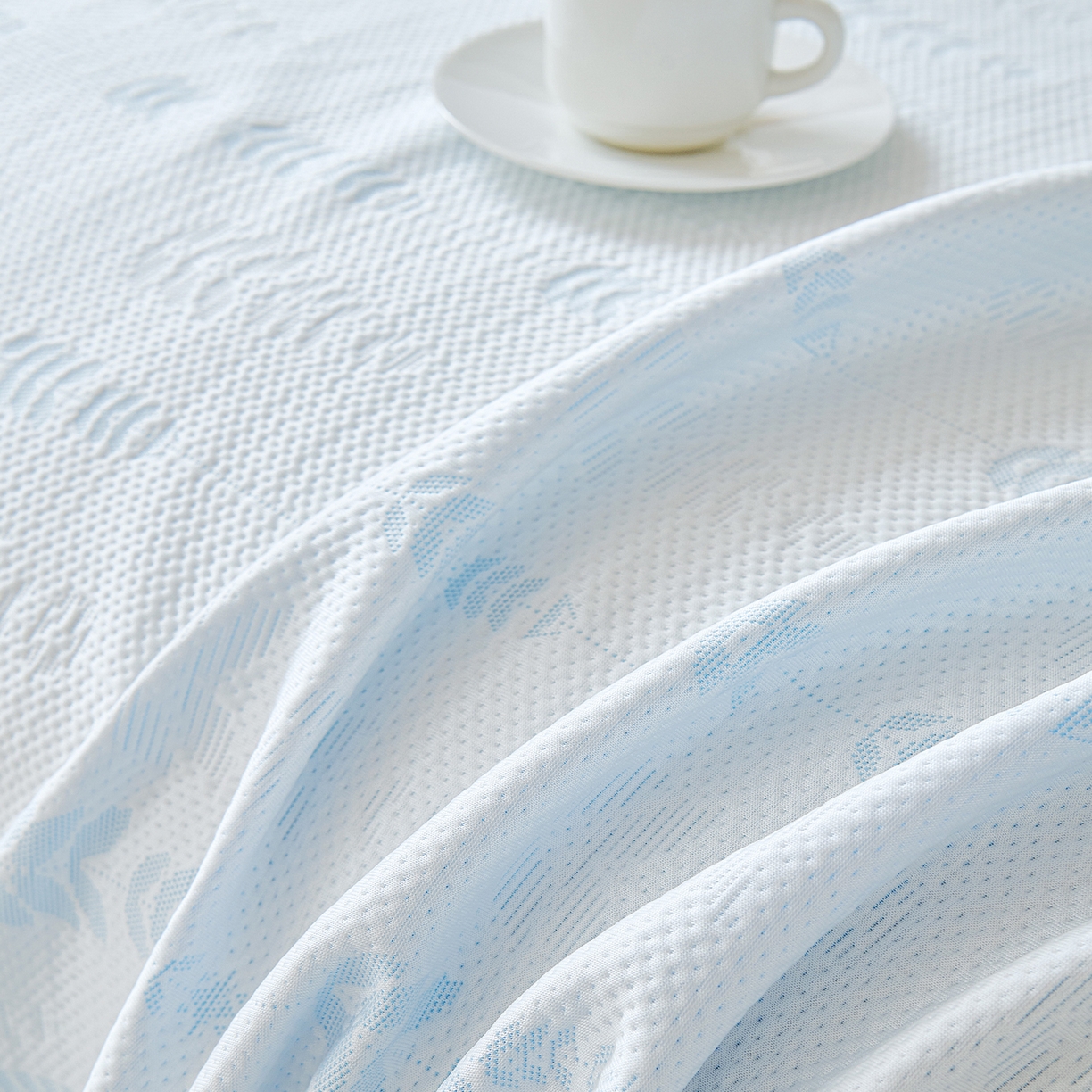 91家纺网 家纺一手货源 找家纺 卡初家居（原微来） 2026新款PE凉感冰丝沙发盖毯沙发巾系列 木槿-蓝