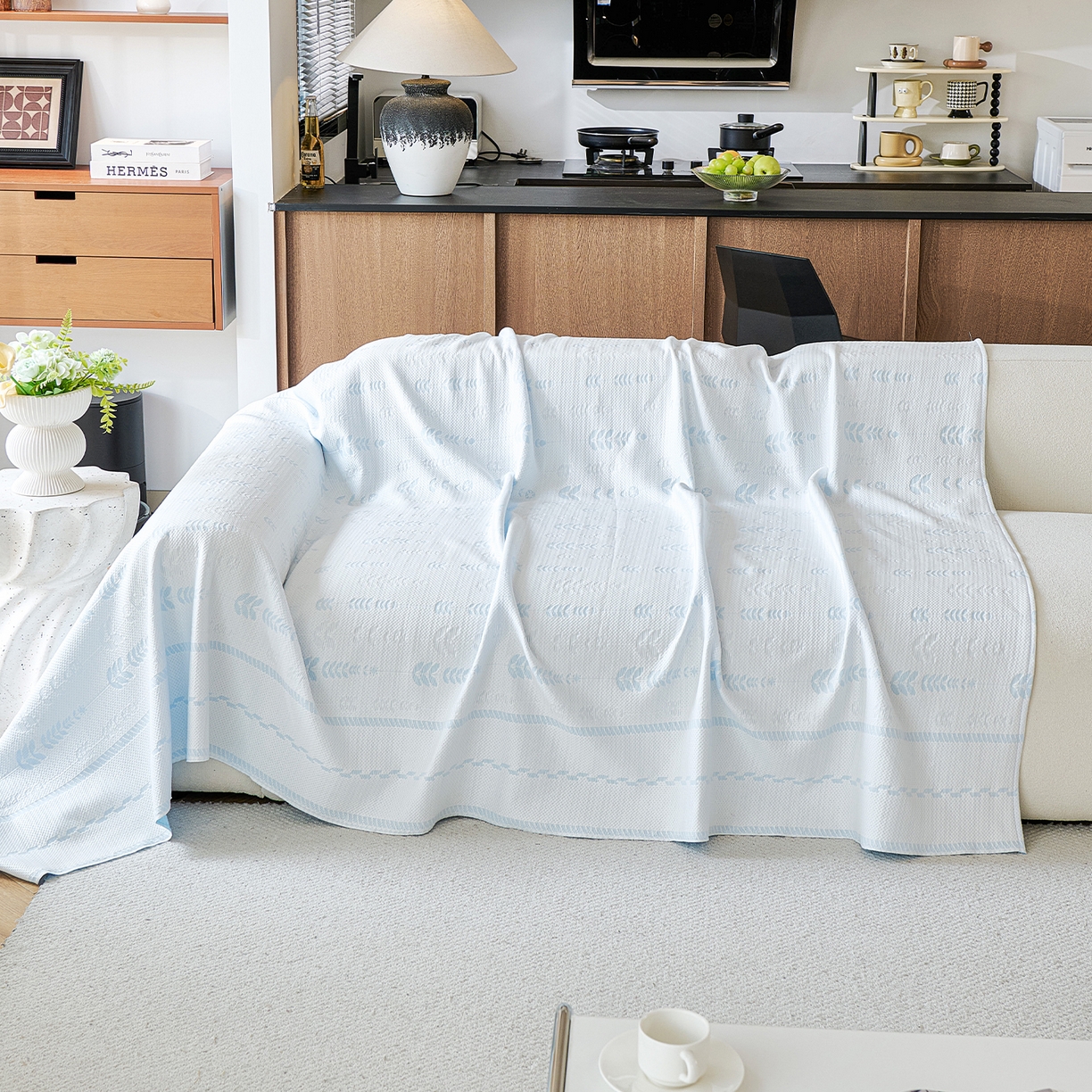 91家纺网 家纺一手货源 找家纺 卡初家居（原微来） 2026新款PE凉感冰丝沙发盖毯沙发巾系列 木槿-蓝