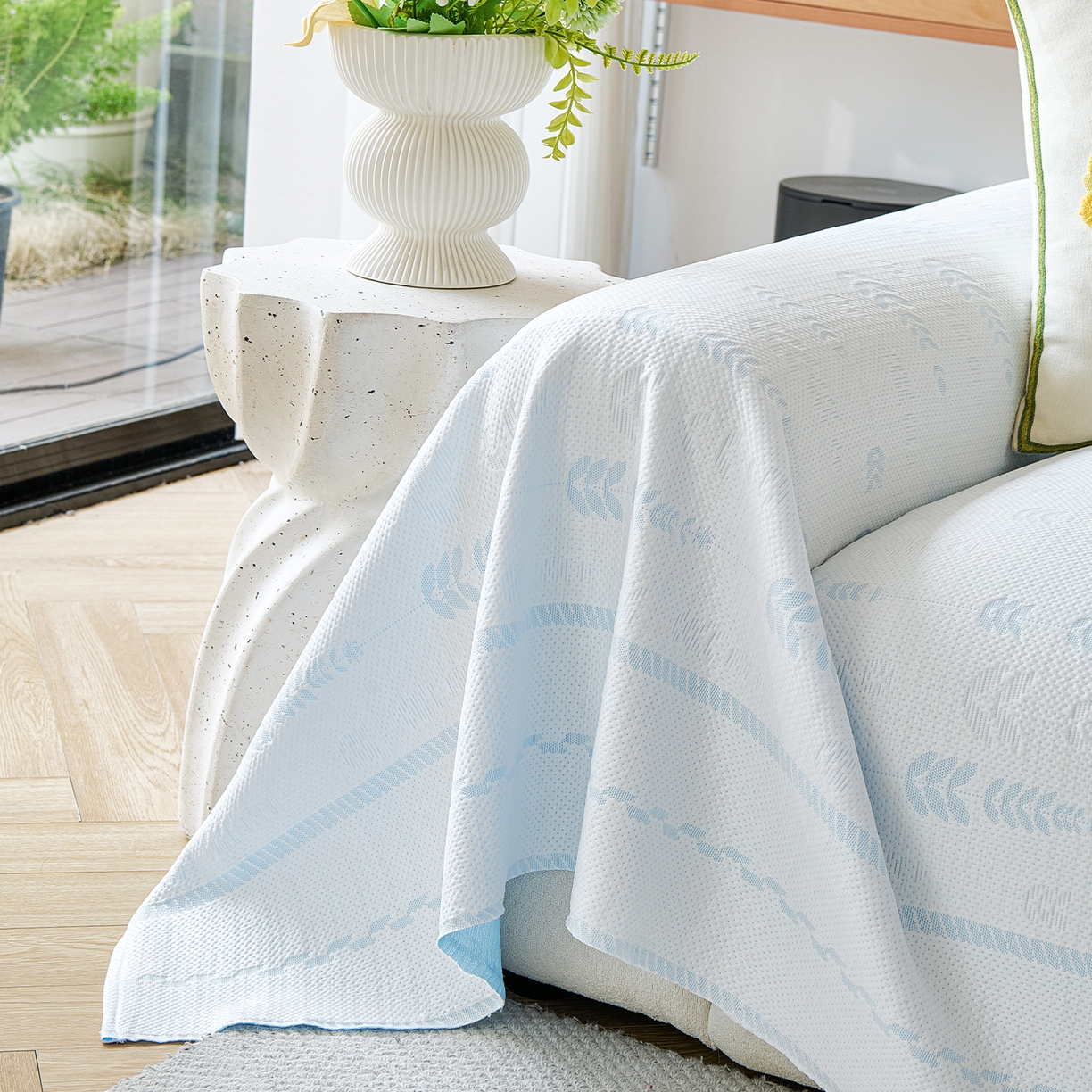 91家纺网 家纺一手货源 找家纺 卡初家居（原微来） 2026新款PE凉感冰丝沙发盖毯沙发巾系列 木槿-蓝