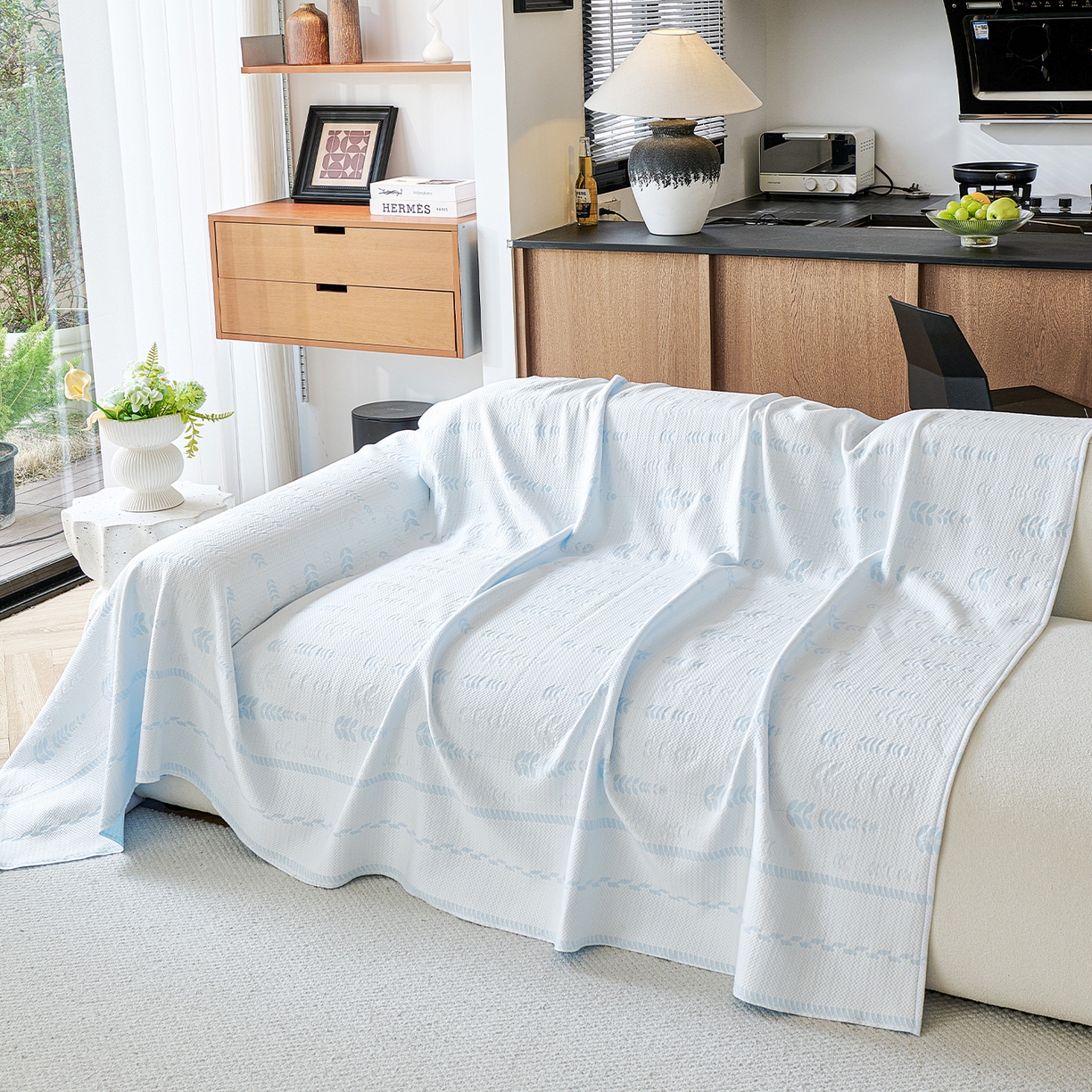 91家纺网 家纺一手货源 找家纺 卡初家居（原微来） 2026新款PE凉感冰丝沙发盖毯沙发巾系列 木槿-蓝