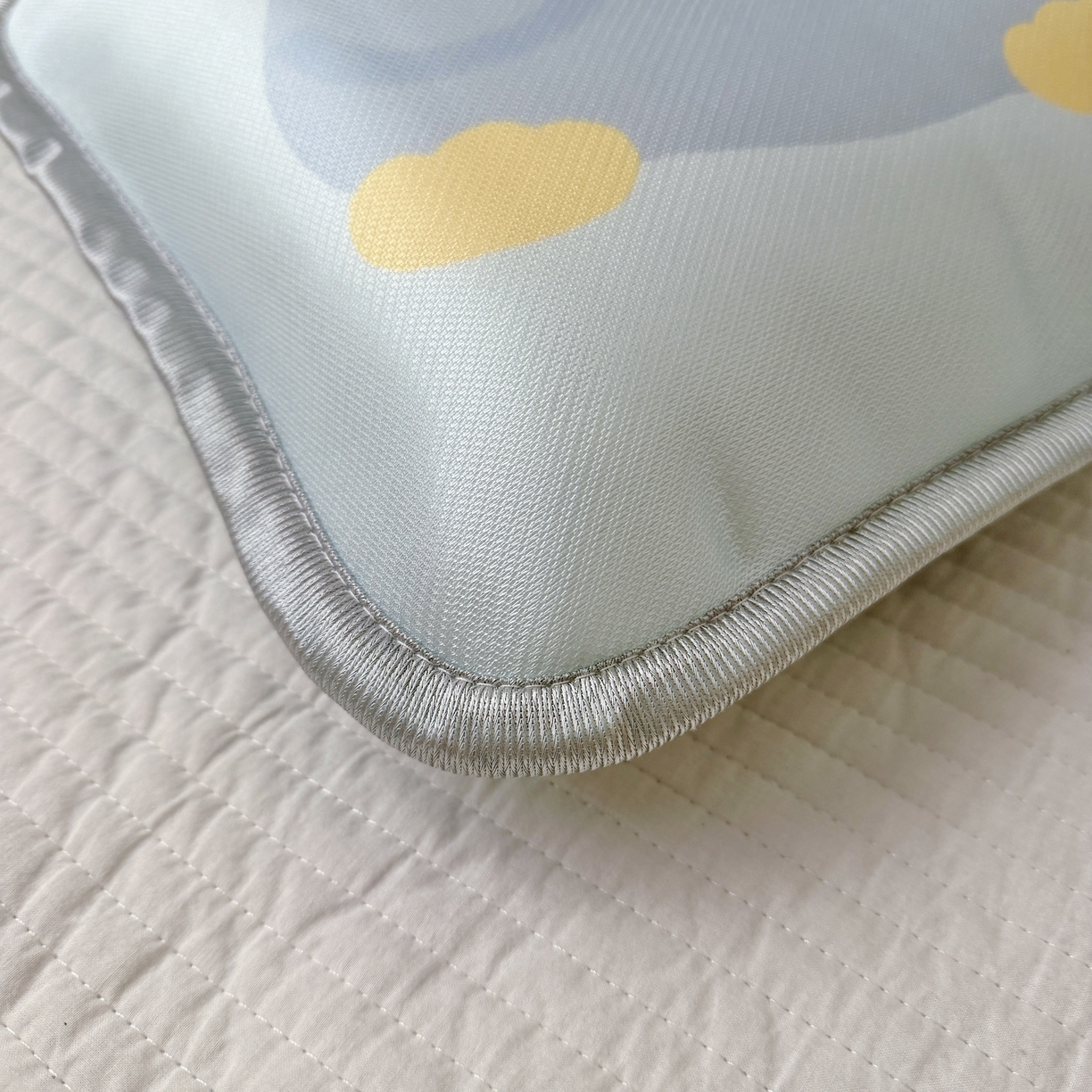 91家纺网 家纺一手货源 找家纺 萌宝家纺 2026新款夏季凉感儿童冰丝枕套双面冰藤枕枕头枕芯 音乐企鹅