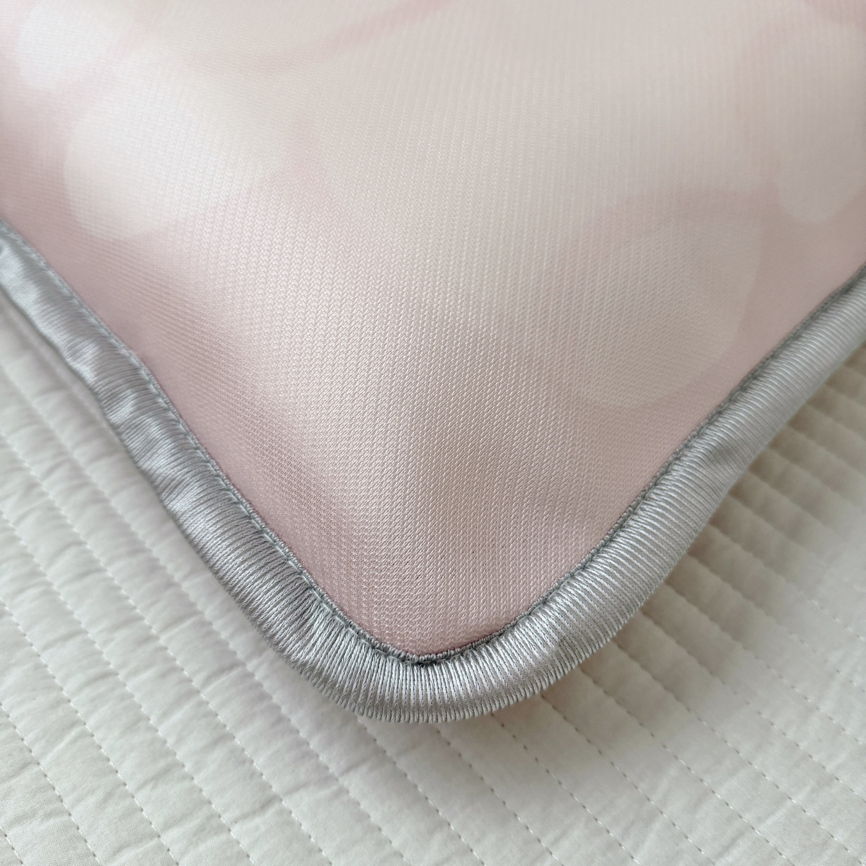 91家纺网 家纺一手货源 找家纺 萌宝家纺 2026新款夏季凉感儿童冰丝枕套双面冰藤枕枕头枕芯 小猪