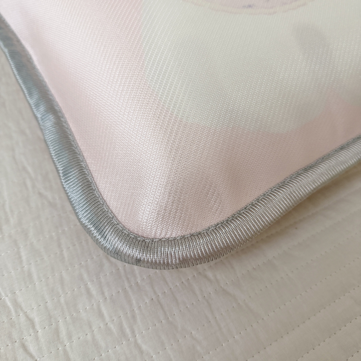 91家纺网 家纺一手货源 找家纺 萌宝家纺 2026新款夏季凉感儿童冰丝枕套双面冰藤枕枕头枕芯 西高地-粉