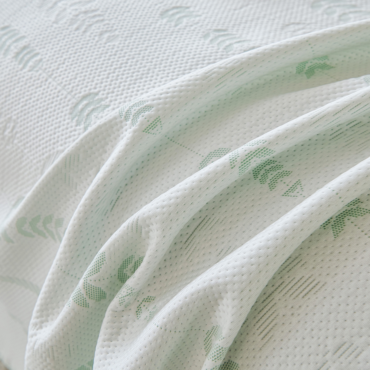 91家纺网 家纺一手货源 找家纺 卡初家居（原微来） 2026新款PE凉感冰丝沙发盖毯沙发巾系列 木槿-绿