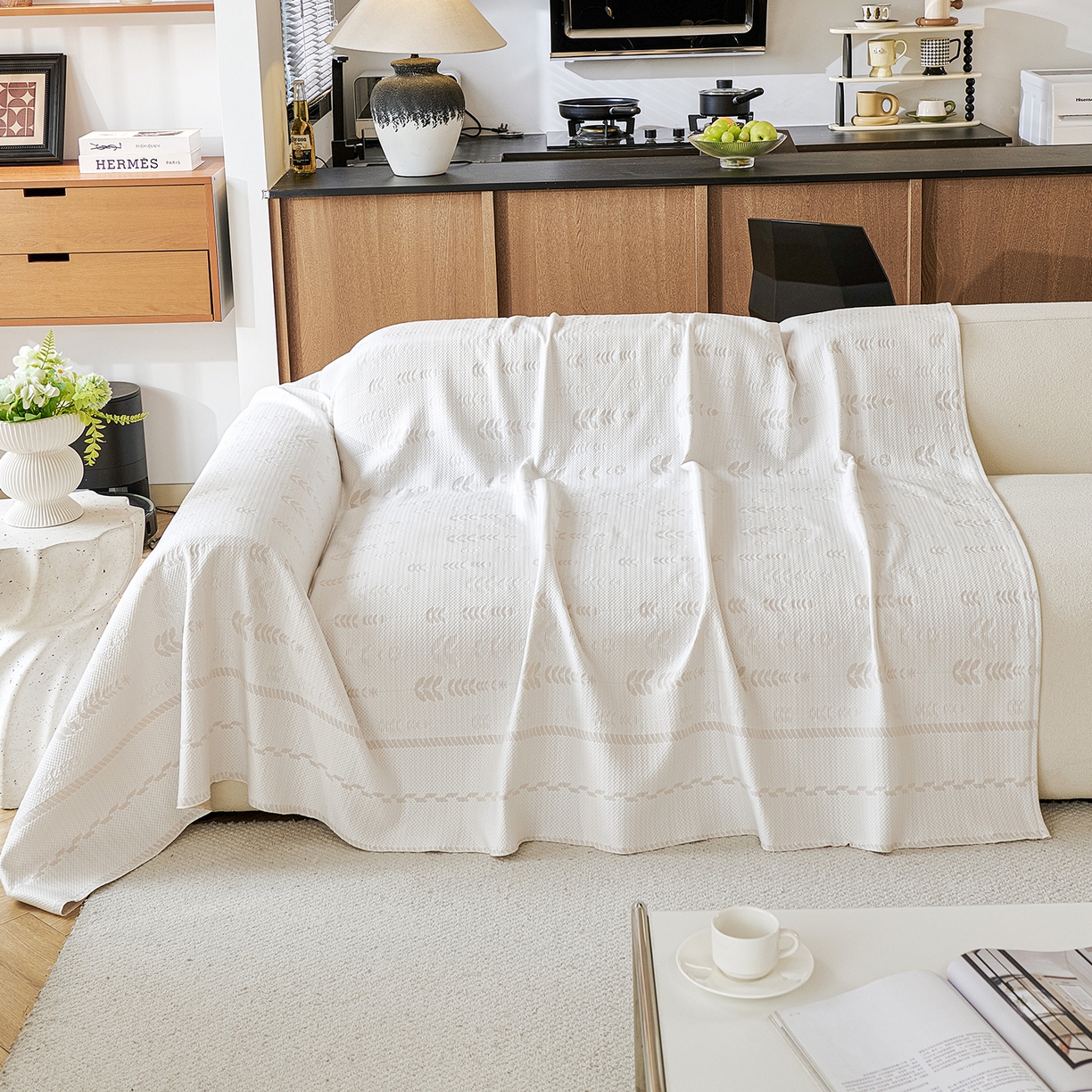 91家纺网 家纺一手货源 找家纺 卡初家居（原微来） 2026新款PE凉感冰丝沙发盖毯沙发巾系列 木槿-米