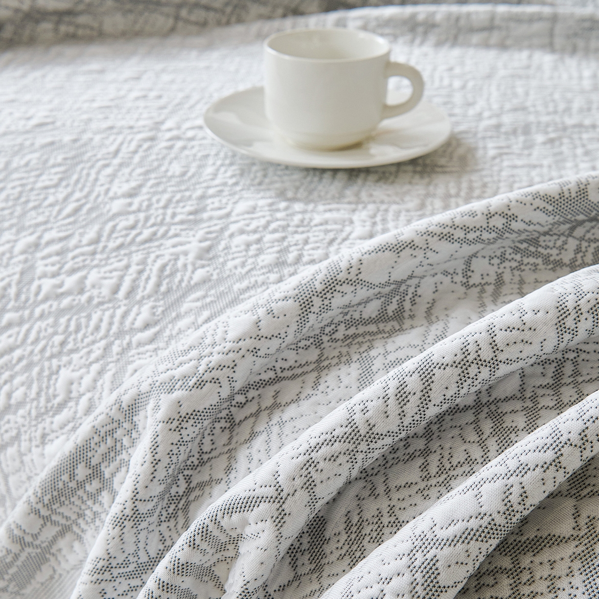 91家纺网 家纺一手货源 找家纺 卡初家居（原微来） 2026新款PE凉感冰丝沙发盖毯沙发巾系列 依恋-灰