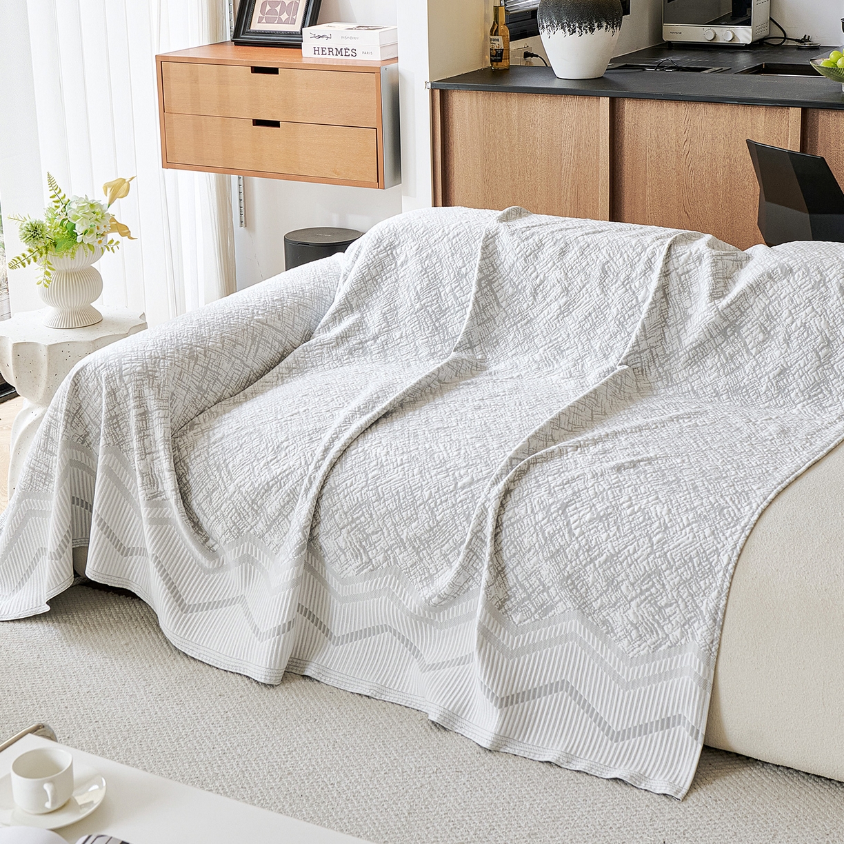 91家纺网 家纺一手货源 找家纺 卡初家居（原微来） 2026新款PE凉感冰丝沙发盖毯沙发巾系列 依恋-灰