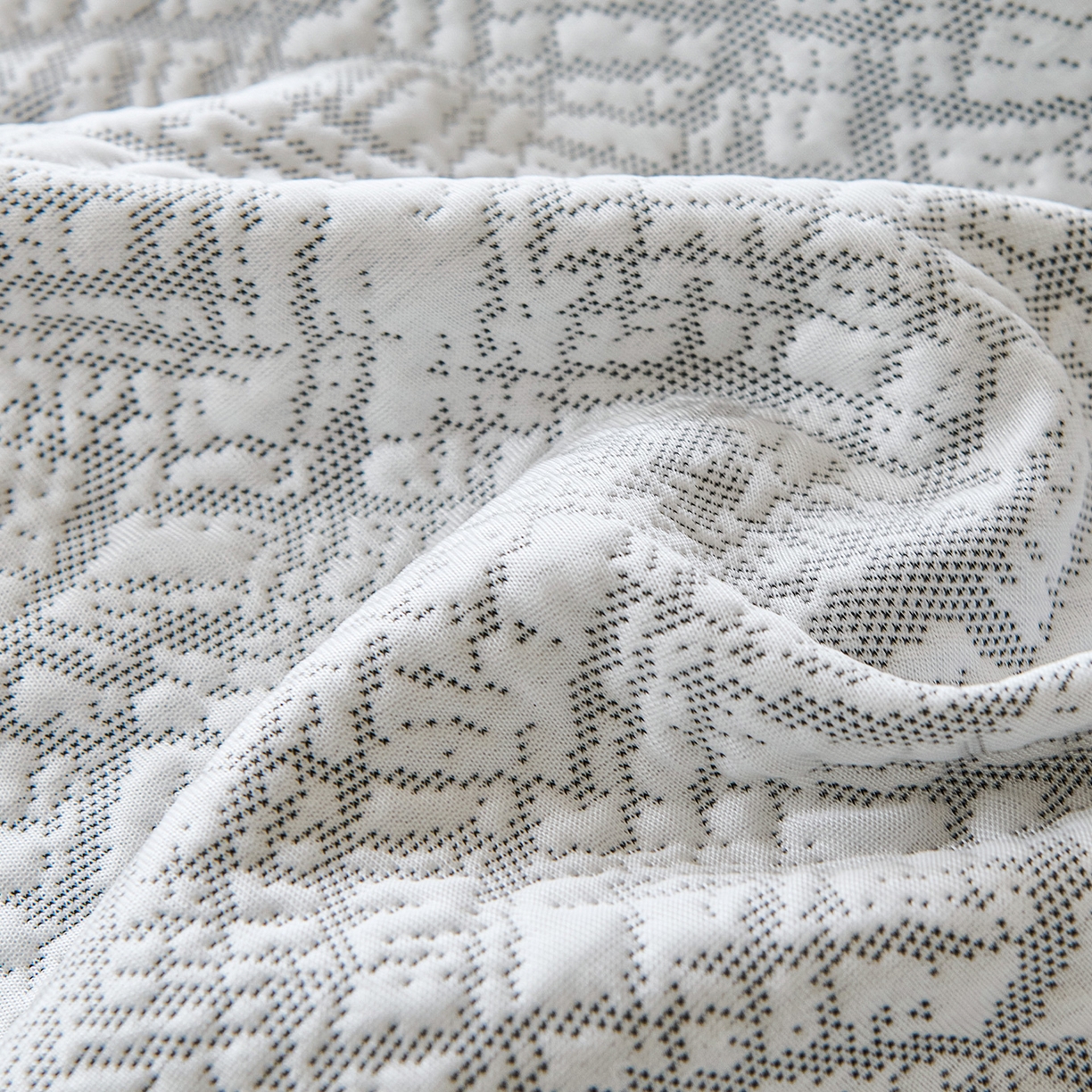 91家纺网 家纺一手货源 找家纺 卡初家居（原微来） 2026新款PE凉感冰丝沙发盖毯沙发巾系列 依恋-灰