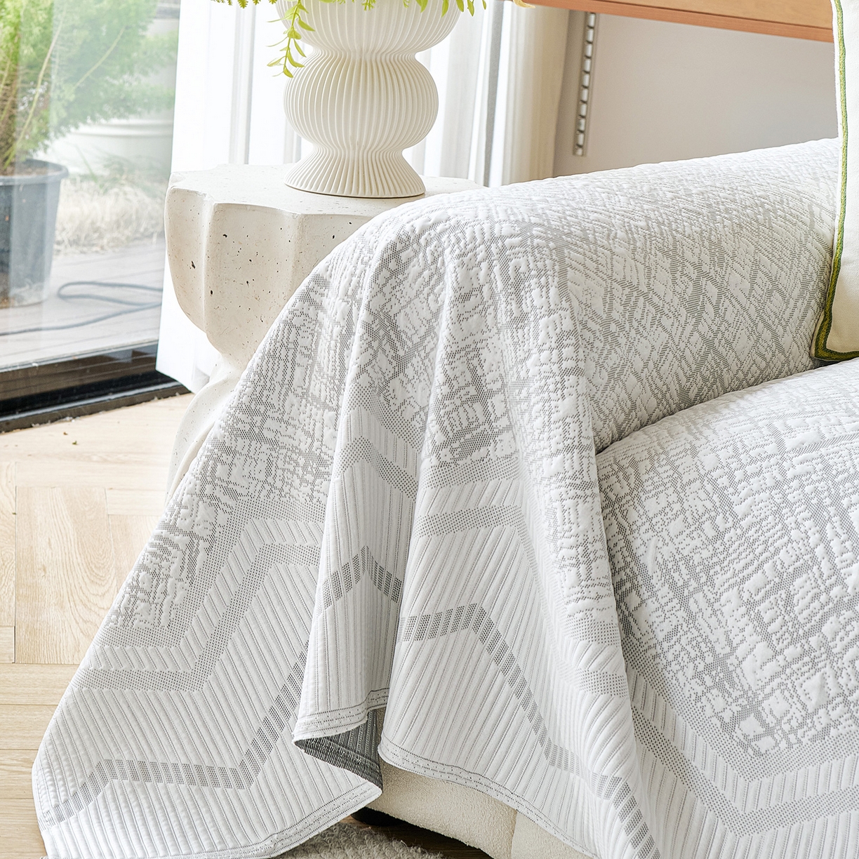 91家纺网 家纺一手货源 找家纺 卡初家居（原微来） 2026新款PE凉感冰丝沙发盖毯沙发巾系列 依恋-灰