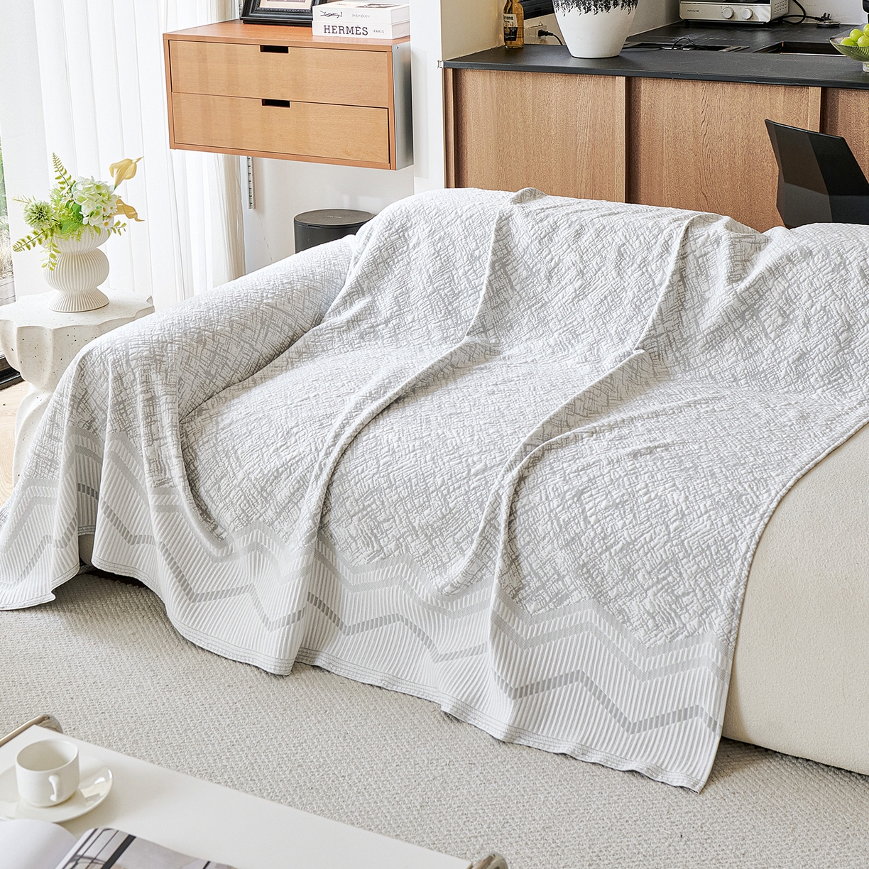 91家纺网 家纺一手货源 找家纺 卡初家居（原微来） 2026新款PE凉感冰丝沙发盖毯沙发巾系列 依恋-灰