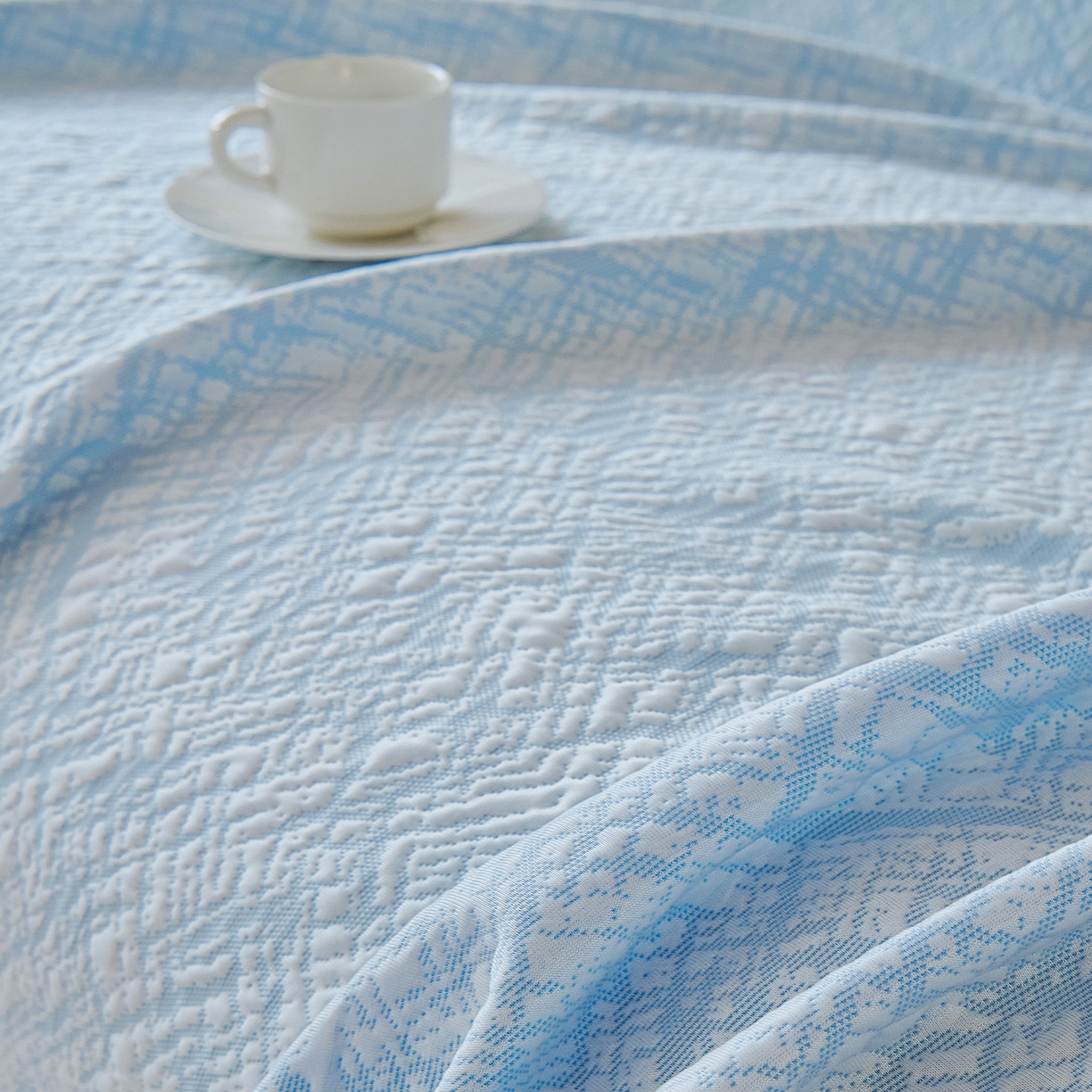 91家纺网 家纺一手货源 找家纺 卡初家居（原微来） 2026新款PE凉感冰丝沙发盖毯沙发巾系列 依恋-蓝