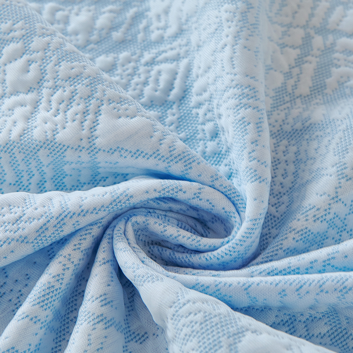 91家纺网 家纺一手货源 找家纺 卡初家居（原微来） 2026新款PE凉感冰丝沙发盖毯沙发巾系列 依恋-蓝