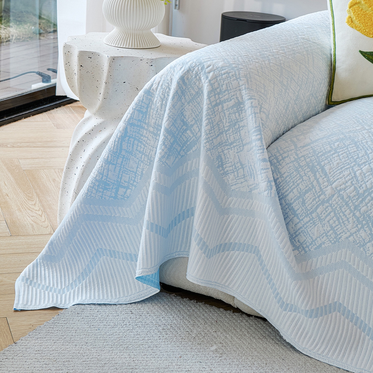 91家纺网 家纺一手货源 找家纺 卡初家居（原微来） 2026新款PE凉感冰丝沙发盖毯沙发巾系列 依恋-蓝