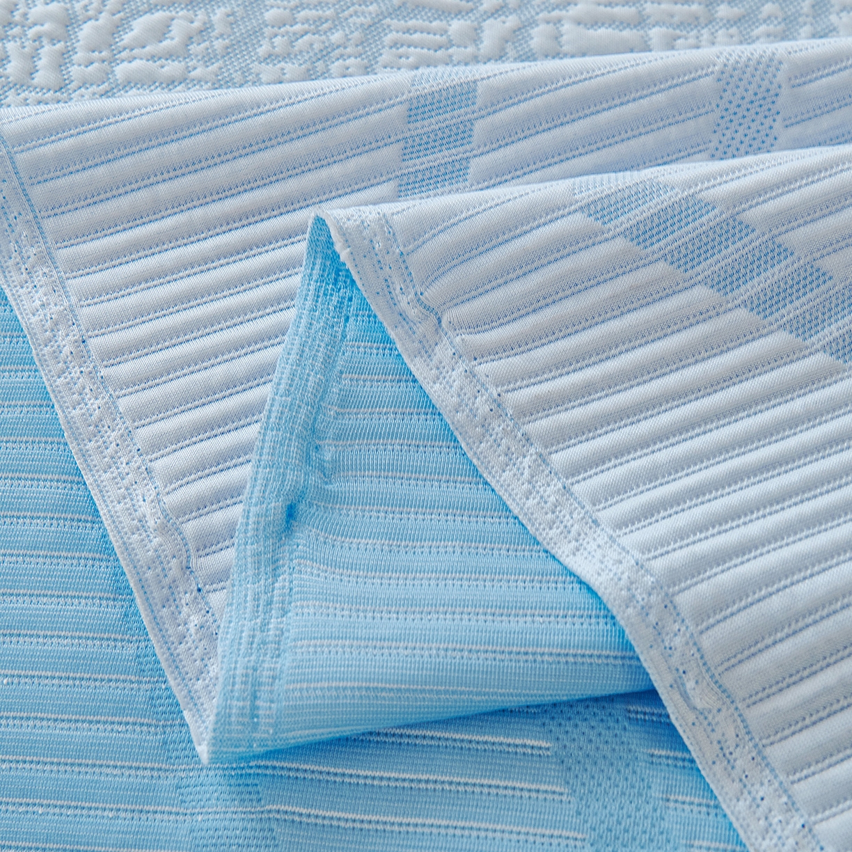 91家纺网 家纺一手货源 找家纺 卡初家居（原微来） 2026新款PE凉感冰丝沙发盖毯沙发巾系列 依恋-蓝