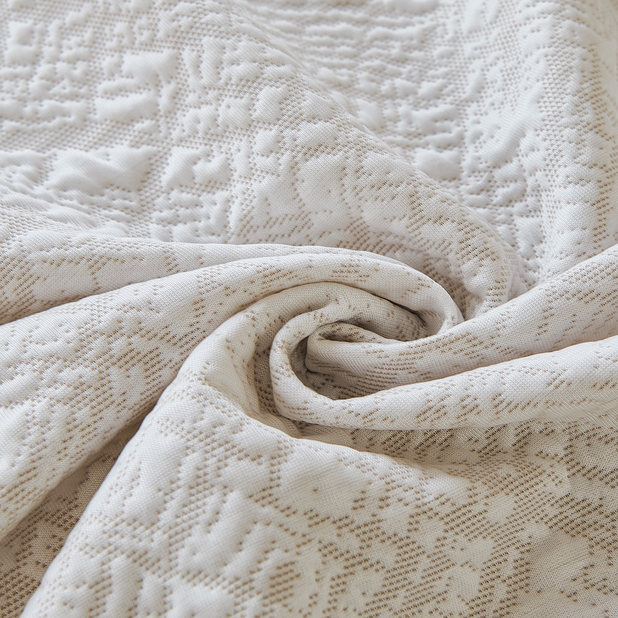 91家纺网 家纺一手货源 找家纺 卡初家居（原微来） 2026新款PE凉感冰丝沙发盖毯沙发巾系列 依恋-米